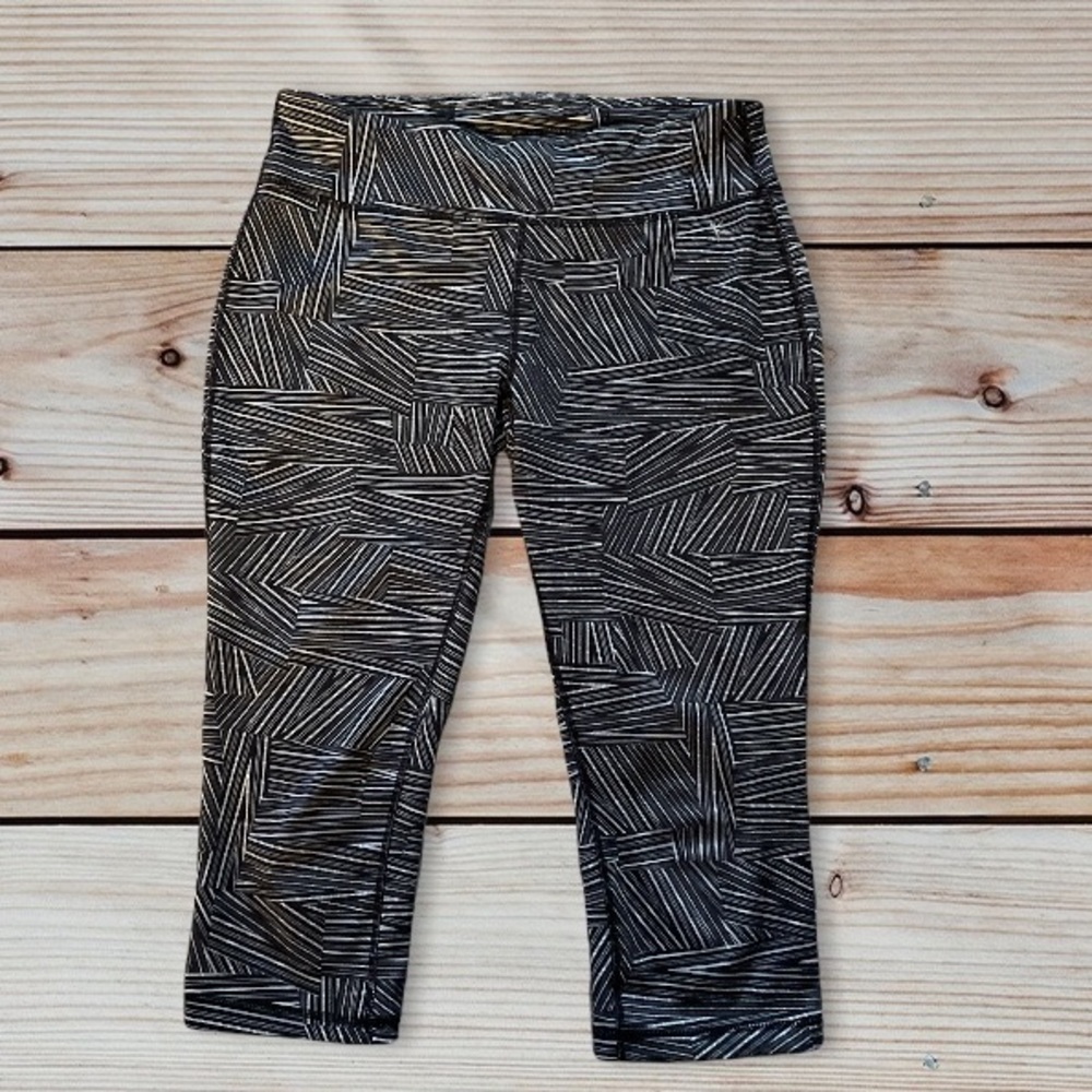 Danskin Now Women’s workout capris Black/ Gray 3/4 Pants Sz M